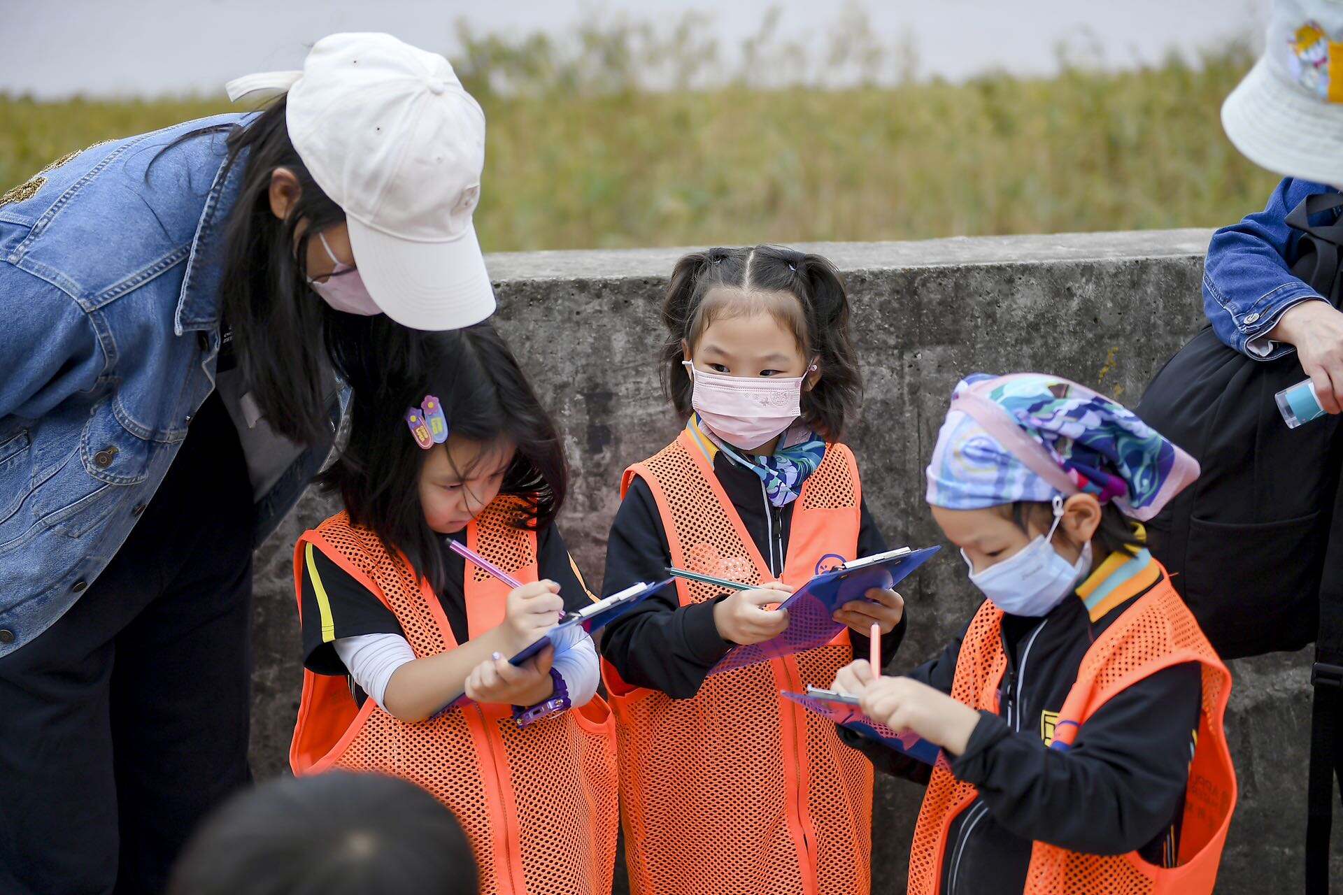 Huili’s Little Blue Detectives keep our beaches clean